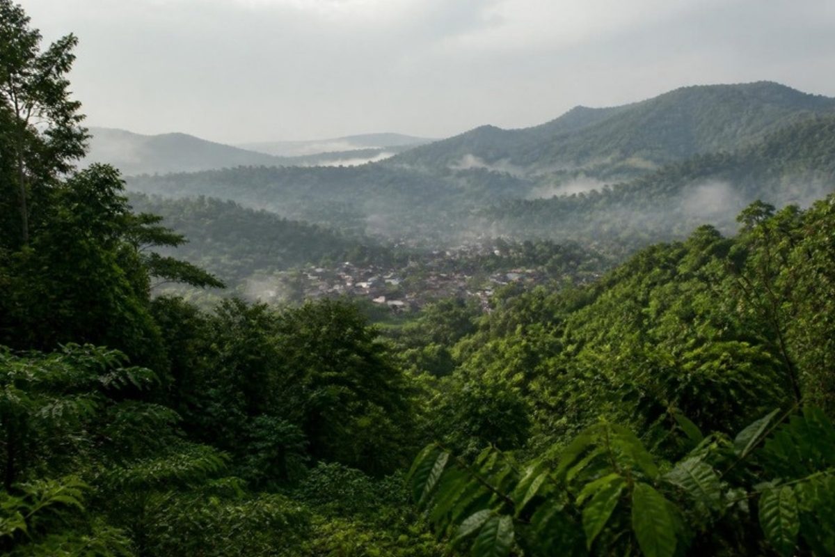 Collines verdoyantes et ville nichée dans la vallée, région des Plateaux