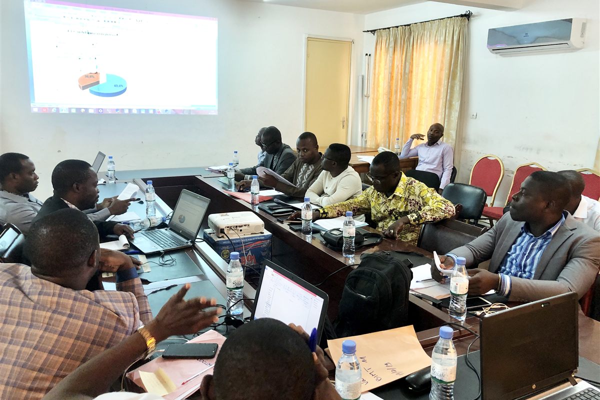 Atelier de travail sur ordinateurs avec projection